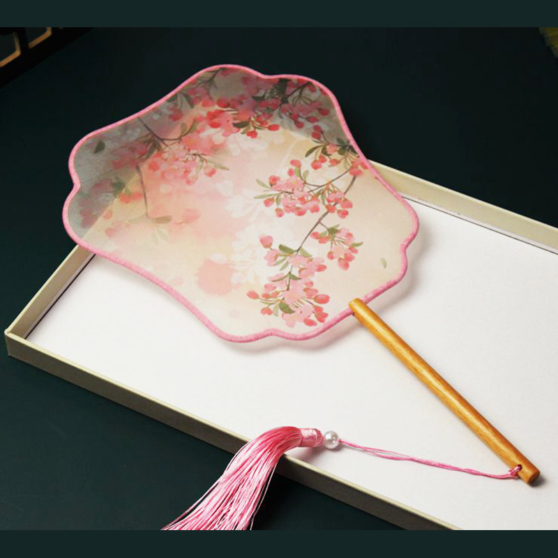 花の刺繍が施された丸いハンドファン,中国の宮殿の花柄のシルク - Wedding Supply List のレビューと価格
